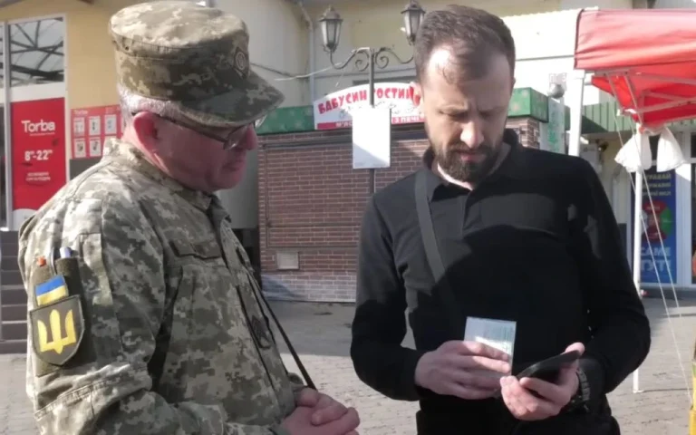 Чи можуть поліцейські й ТЦК перевіряти телефон: юристи дали чітку відповідь