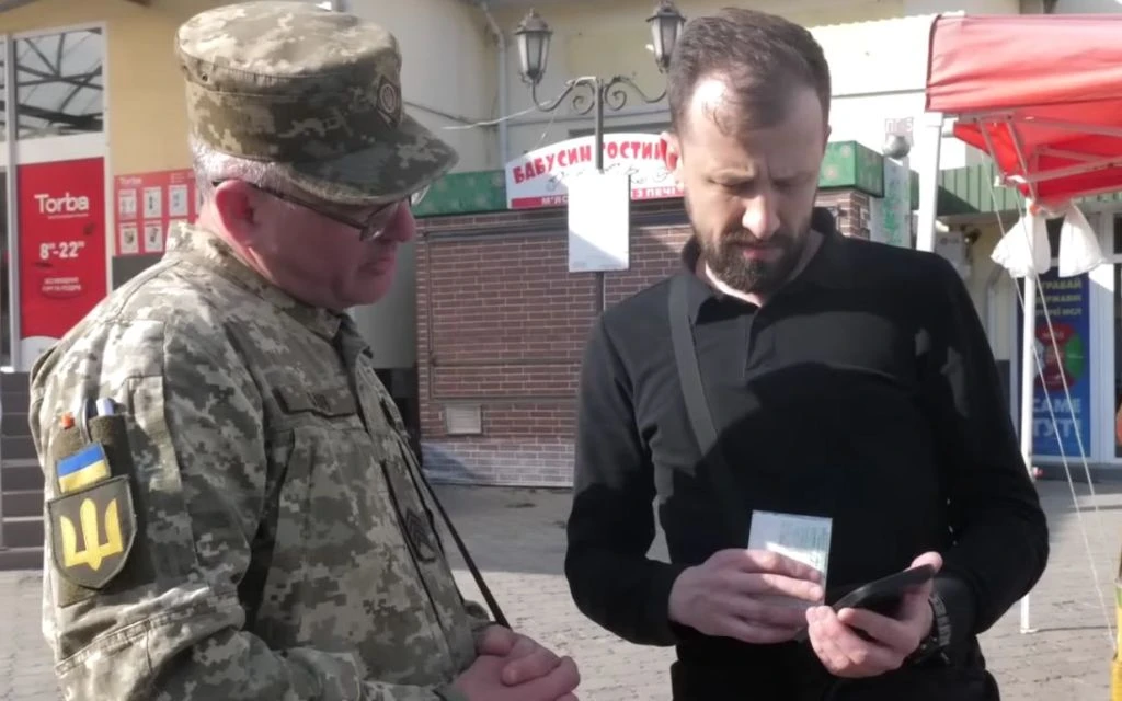 Чи можуть поліцейські й ТЦК перевіряти телефон: юристи дали чітку відповідь